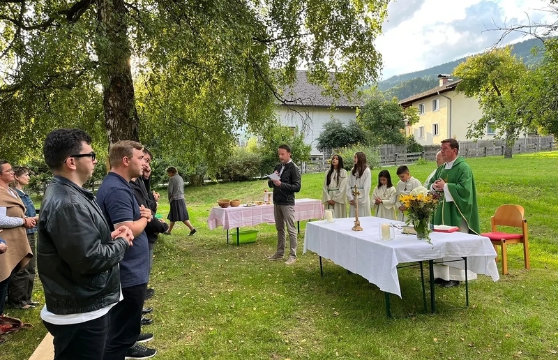 privat Seminaristen und Priester aus Iași in Rumänien und Rzeszów in Polen besuchten die steirische Kirche. Gemeinsame Gottesdienste (hier in Wörschach) und viele Begegnungen stärkten die Erfahrung weltkirchlicher Einheit.