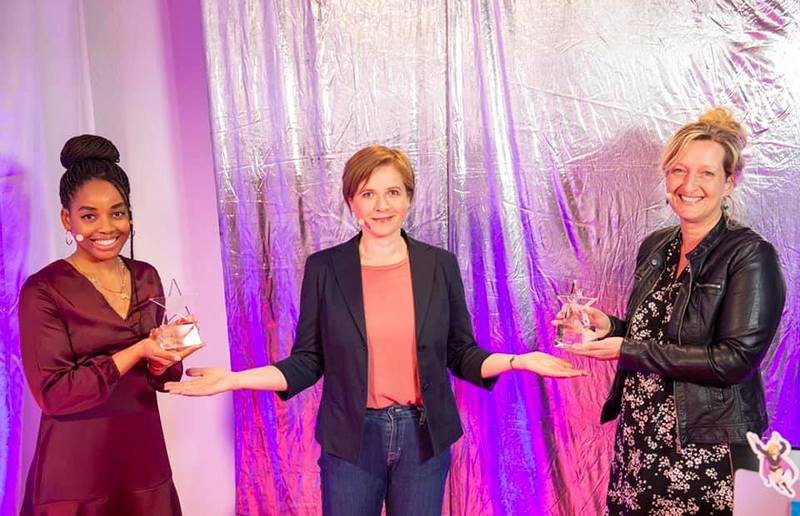 Stadt Graz / Fischer Frauenstadträtin Judith Schwentner (Mitte) überreichte an Prescious Nnebedum (rechts) für Tanaka-Girls Day und Petra Ruzsics-Hoitsch (links) den Grazer Frauenpreis 2021.