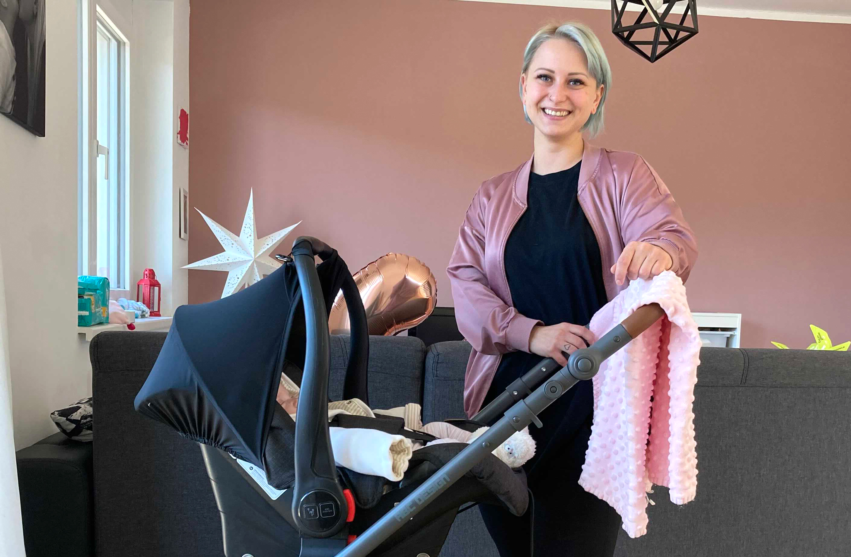 Natalie mit ihrer Pflegetochter Emily-Melissa (4 Monate), die das Interview im Kinderwagen verschlief.