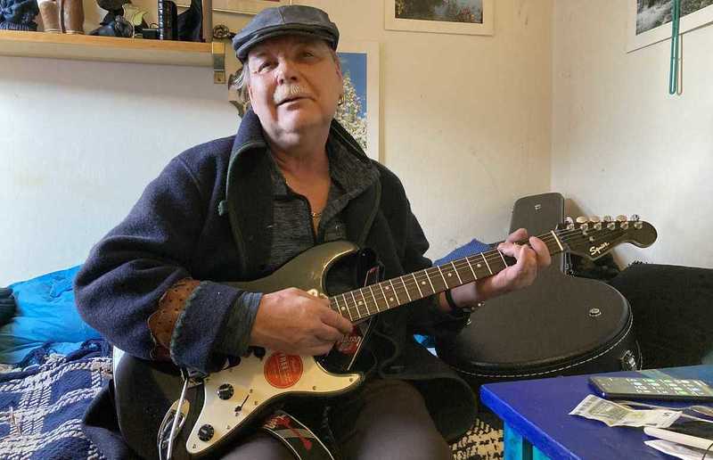 Erich liebt Musik und gibt sogleich eine Probe seines Könnens auf der E-Gitarre.