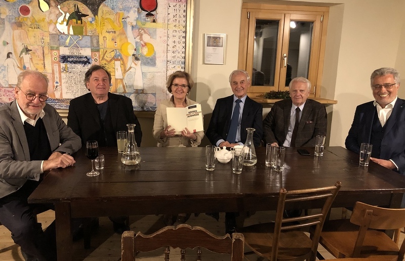 KK Die Autoren mit Gastgeberin Margareta Reichsthaler bei der Buchpräsentation im 'Gut Schlossberg', Graz